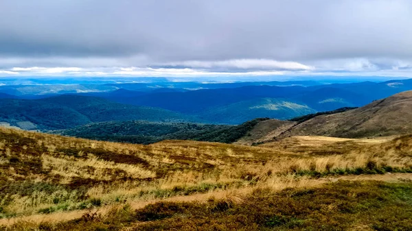 Dağın tepesinden Bieszczady 'nin güzel manzarası. Dağ turizmi.