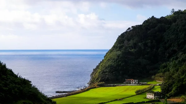 Azores, Sao Miguel adasındaki Faial Da Terra küçük köyünün güzel manzarası. Seyahat ve doğa kavramı.