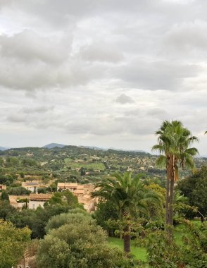 Selva kasabasının nefes kesici manzarası ve banliyöleri. Mollorca 'nın en güzel kasabalarından biri. Doğanın bağlantısı ve inanılmaz mimari.