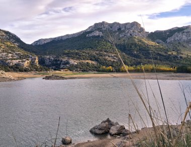 Mallorca 'daki Tramuntana Dağları' ndaki Gorg Blau Dağı kıyısında. Gorg Blau, Mallorca 'daki iki gölden biri. Bu su deposu ada sakinlerine tatlı su erişimi sağlıyor..