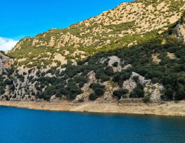 Mallorca 'daki Tramuntana Dağları' ndaki Gorg Blau Dağı kıyısında. Gorg Blau, Mallorca 'daki iki gölden biri. Bu su deposu ada sakinlerine tatlı su erişimi sağlıyor..
