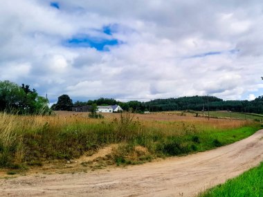 Kashubia 'da bir fırtına yaklaşıyor. Kuzey Polonya 'nın yaz güzelliği.