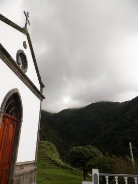 Sao Miguel Adası 'ndaki tropikal ormanda küçük bir kilise.