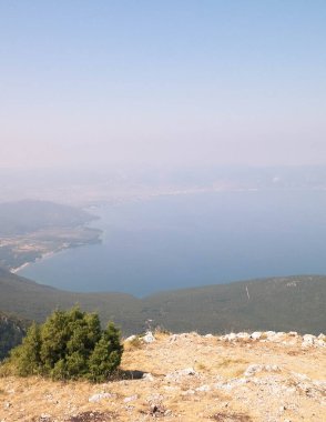 Makedonya 'nın Ochrid Gölü ve Galiçya Ulusal Parkı Dağları kıyısına bakın. Galiçya, Ochrid ve Prespa olmak üzere iki göl arasındaki ulusal parktır. Balkan doğası ve keşif kavramı.