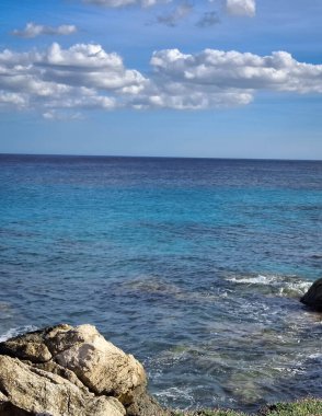 Güneşli bir günde Mallorca adasının kıyısında. Mallorca popüler bir turistik yönetimdir.