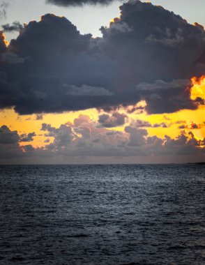 Akdeniz üzerinde güzel gün doğumu veya gün batımı gökyüzü.