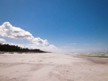 Stilo 'da büyük bir plaj. Baltık Denizi kıyısı. Stilo, Polonya 'nın en büyük plajlarından biri..