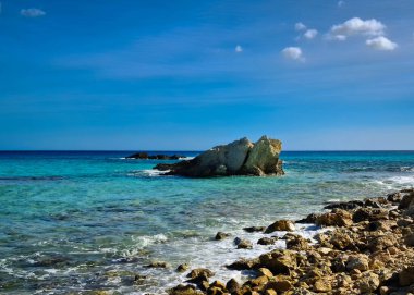 Mallorca sahilinde kaya oluşumları. Bu tropikal adanın şaşırtıcı, saf doğası.