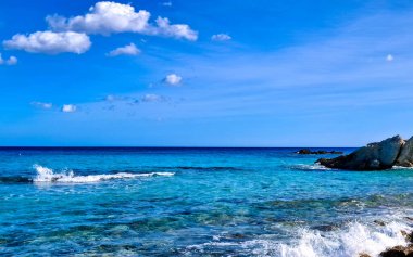 Mallorca sahilinde kaya oluşumları. Bu tropikal adanın şaşırtıcı, saf doğası.