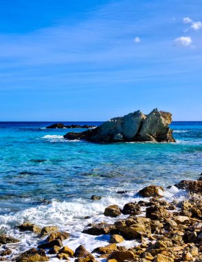 Mallorca sahilinde kaya oluşumları. Bu tropikal adanın şaşırtıcı, saf doğası.