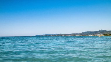 Sahil ve şeffaf, Tiren Denizi 'nin turkuaz suyu. Seyahat ve doğa kavramı. Güneşli bir yaz günü. Boşluğu kopyala.