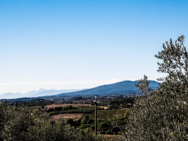 Tepeler, çayırlar, üzüm bağları, güneşli bir günde Toskana köyü manzarası. Doğa ve tarım kavramı. İtalya 'da tatiller. Boşluğu kopyala.