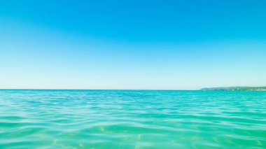Yaz günü, mavi, mavi gökyüzü arka planında Tyrhenian deniz suyu. Tatiller ve doğa konsepti. Boşluğu kopyala.