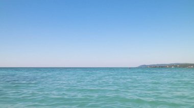 Tiren Denizi 'nin turkuaz suyu. Seyahat ve doğa kavramı. Güneşli bir yaz günü. Boşluğu kopyala.