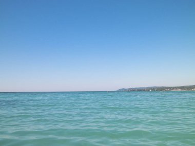 Tiren Denizi 'nin turkuaz suyu. Seyahat ve doğa kavramı. Güneşli bir yaz günü. Boşluğu kopyala.