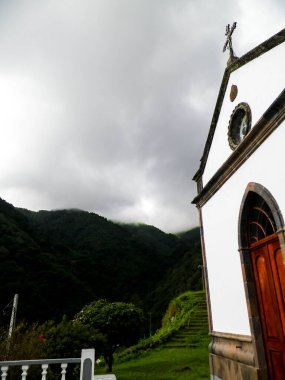 Sao Miguel Adası 'ndaki tropikal ormanda küçük bir kilise.