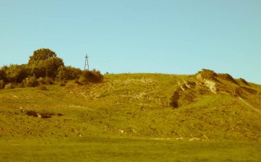 Maden bölgesindeki çakıl ocağı. Kuzey Polonya. Gökyüzündeki boşluğu kopyala. Doğal çevre keşfi konsepti. Sanatsal soyut filtre tonu.