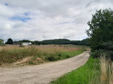 Kashubia 'daki tarlaların üzerindeki kara bulutlar. Yağmur yağacak. Kuzey Polonya 'nın güzel doğası.