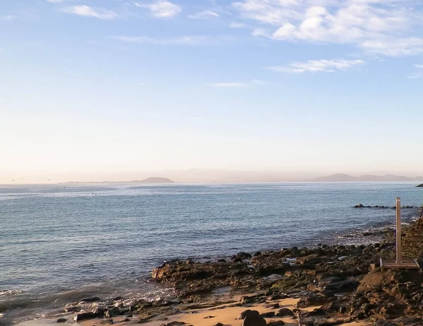 Playa Blanca plajından okyanus manzarası, Lanzarote Adası, Kanarya takımadaları. Doğanın güzelliği.