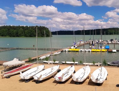 Wdzydzkie Gölü kıyısındaki Marina. En büyük Polonyalı göllerinden birinde yatıyorum..