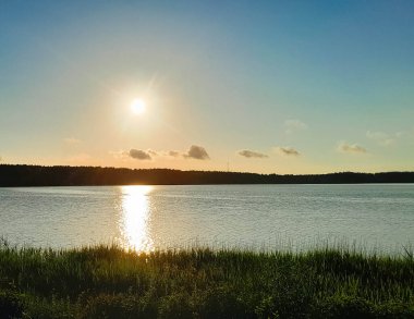 Wdzydzkie Gölü üzerinde gün doğumu. Kuzey Polonya Kazhubia bölgesi.
