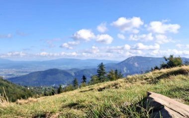 Klimchok Dağı 'nın tepesinden Beskids' a bakın. Polonya 'nın güneyindeki güzellik