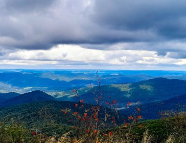 Bieszczady Dağları 'nın tepesinde kara bulutlar. Fırtına geliyormuş. Polonya 'nın güneyi.
