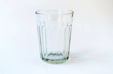 Beyaz arka planda izole edilmiş boş çay bardağı, boş geleneksel çay fincanı 