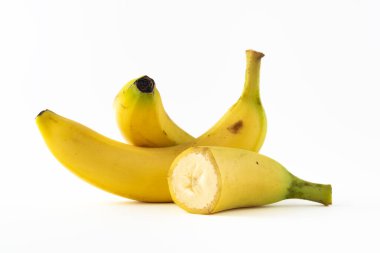 Beyaz arka planda izole edilmiş muzlar, beyaz arka planda sarı taze muzlu meyveler.