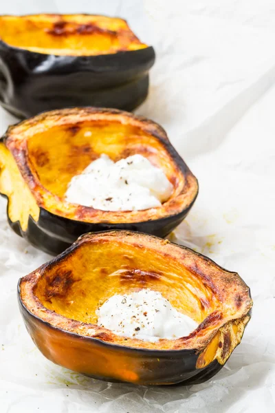 Zucca di ghianda con panna acida — Foto Stock