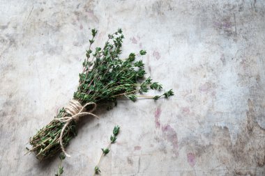 Arka planda kekik demet, yakın çekim