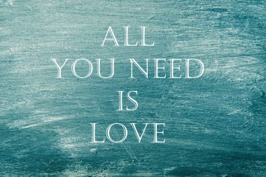 Tek ihtiyacınız olan bir tahta üzerinde aşk-el yazısı