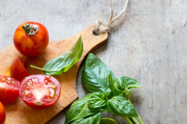 domates ve fesleğen kapat