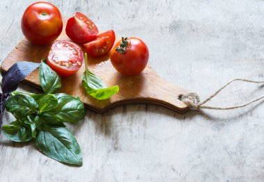 domates ve fesleğen kapat