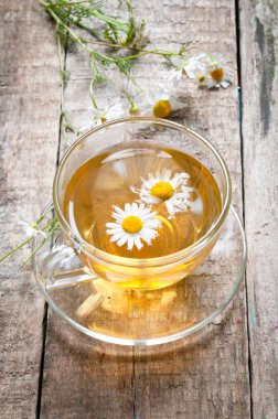 Bir papatya ile bitkisel çay