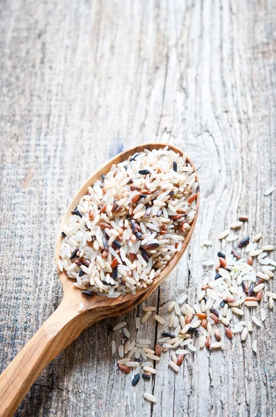 Arroz em uma colher de madeira — Fotografia de Stock