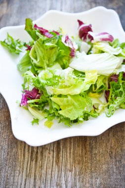 Salata karışımı bir plaka üzerinde