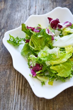 Salata karışımı bir plaka üzerinde