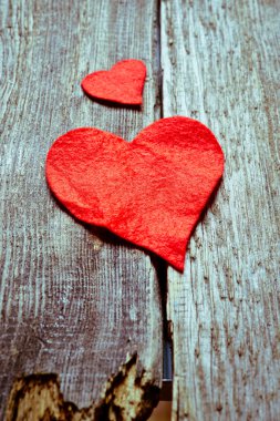 Ahşap arka planda kırmızı kalp