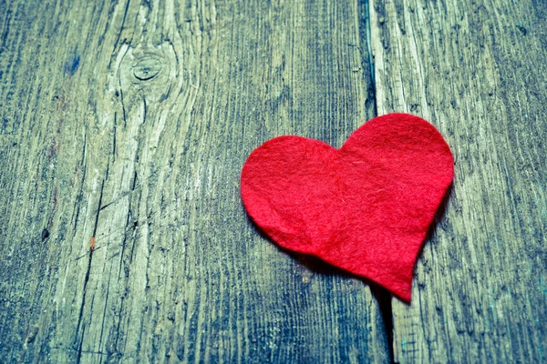 Coeur rouge sur un fond en bois — Photo