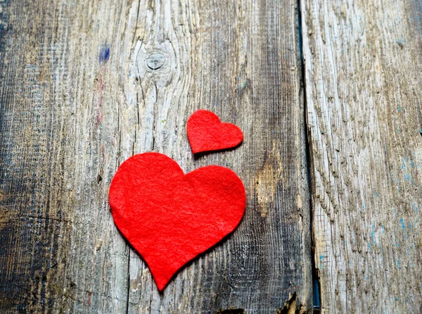 Rött hjärta på en trä bakgrund — Stockfoto