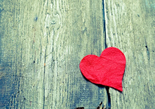 Corazón rojo sobre un fondo de madera — Foto de Stock