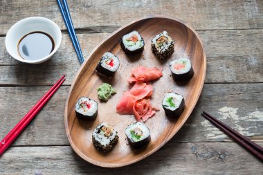 arka plan üzerinde bir tabakta lezzetli suşi yakın çekim