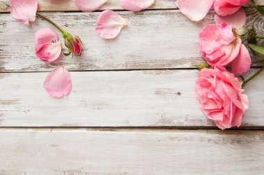 Romantik çerçeve çiçek arka plan / Sevgililer günü arka plan/pembe Gül ahşap arka plan üzerinde