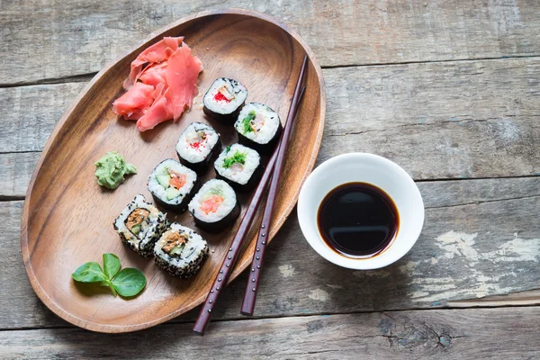 Smaczne Sushi Talerzu Tło Bliska — Zdjęcie stockowe