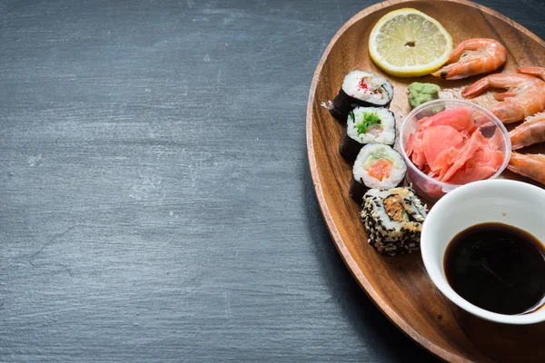 Smaczne Sushi Talerzu Tło Bliska — Zdjęcie stockowe