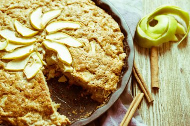 Elmalı turta arka plan, üzerine tarçın ile yakın çekim