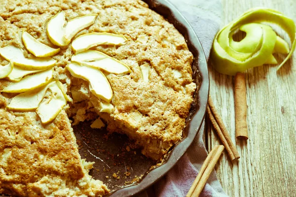 Elmalı turta arka plan, üzerine tarçın ile yakın çekim