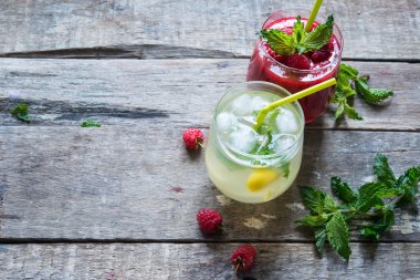 Biber nane ve çilek ile yaz smoothies