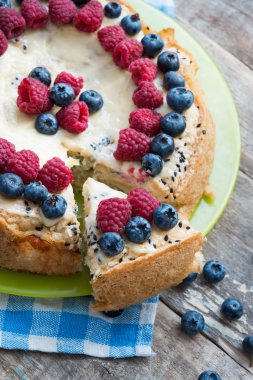 Arka plan üzerinde yaz meyveleri ile pasta, yakın çekim